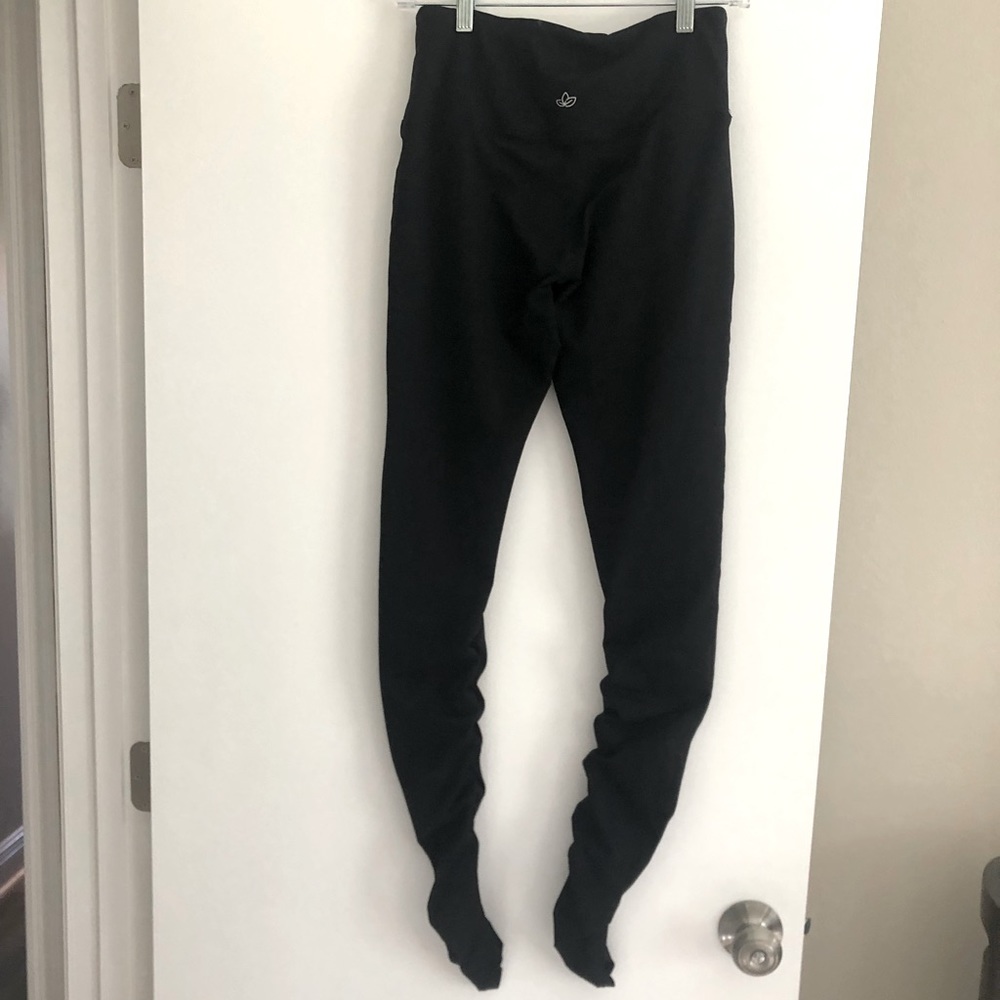 Women’s black high waist yogipace leggings